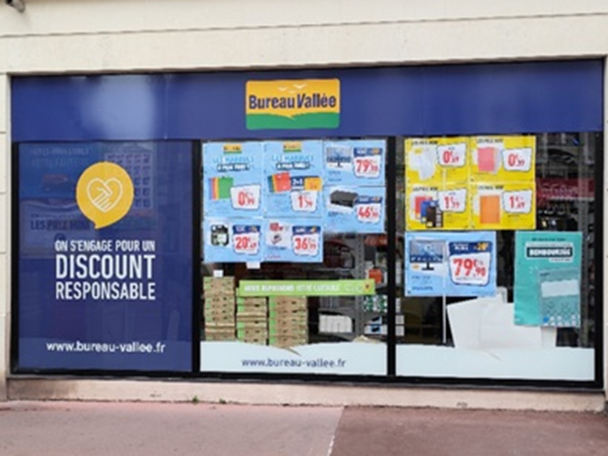 Décoration de vitrine pour Bureau Vallée à Issy-Les-Moulineaux selon charte graphique